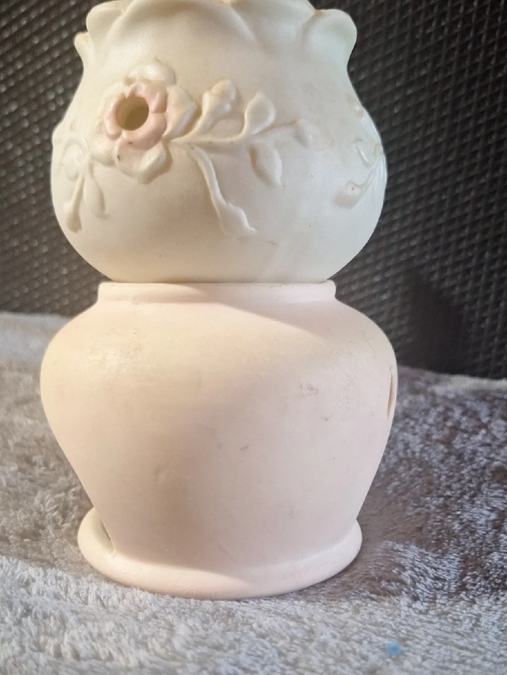 Porcelain Tealight Warmer with Floral Relief - Pink Cream - Picture 7 of 7